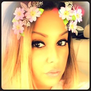 Meet your Posher, Elizabeth.Open to all offers